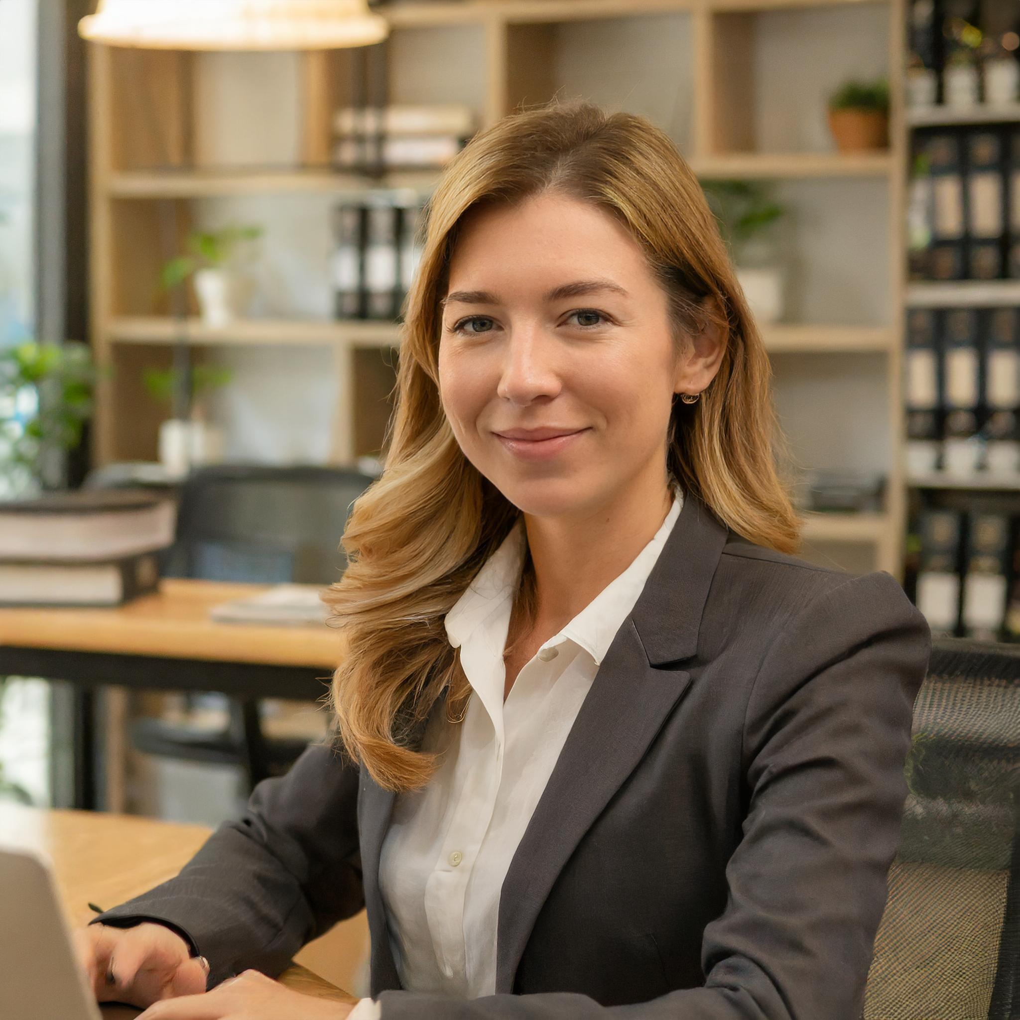 Eine freundliche Frau in einem modernen Büro